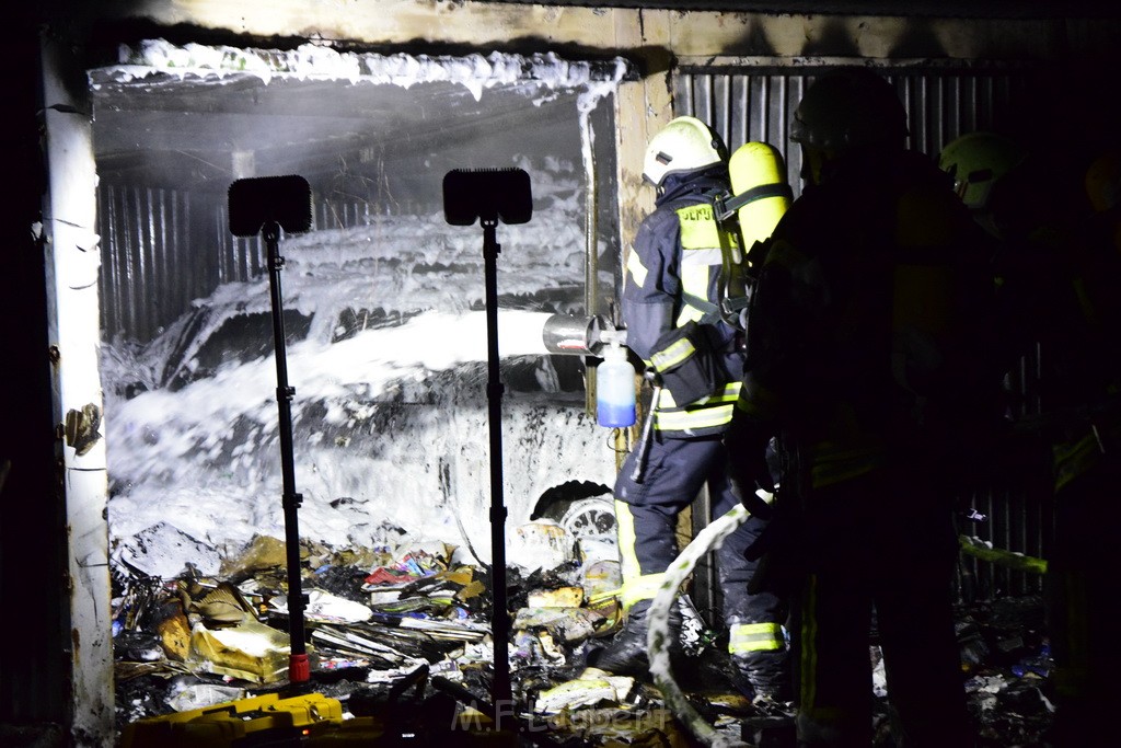 Feuer Hinterhof Garagen Koeln Hoehenberg Olpenerstr P130.JPG - Miklos Laubert